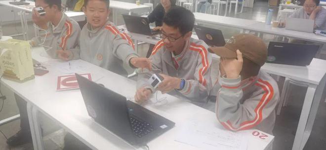 智能翱翔队走进威盛科技馆创新实践活动j9九游会登录回龙观育新学校初中人工(图2)