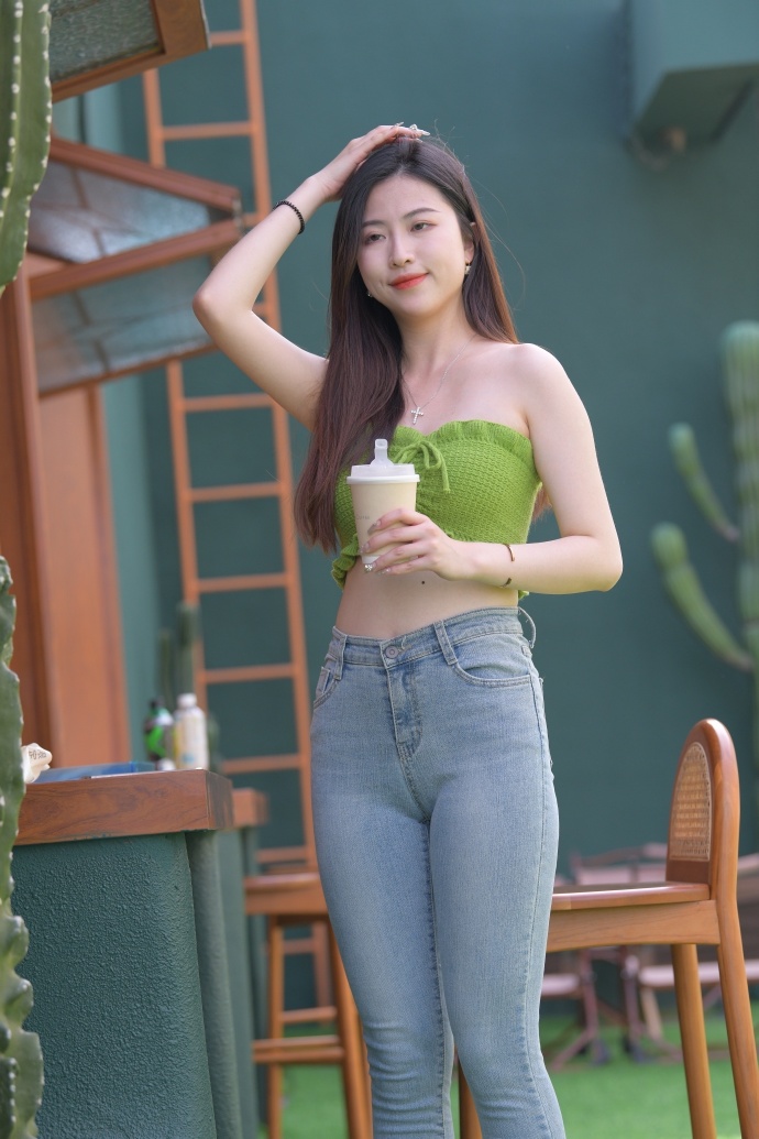n的两个在下㖭b欧美九游会一个在上面吃